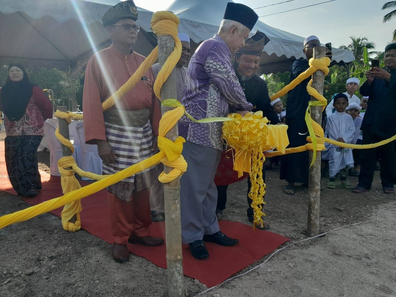 Perasmian potong bunga oleh Yang Teramat Mulia Dato’ Johan Pahlawan Lela Perkasa Sitiawan Dato’ Haji Muhammad bin Haji Abdullah